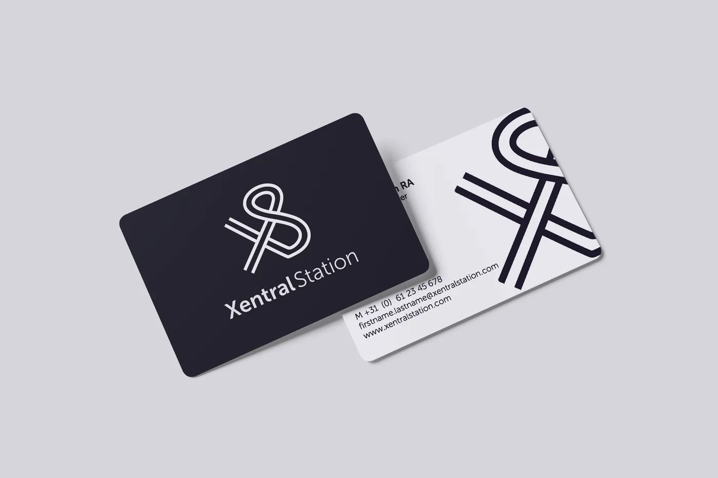 Wit ruitjespapier met het Xentral Station logo, getekend met een passer, zwart potlood en gum ernaast, als representatie van het ontwerpproces 