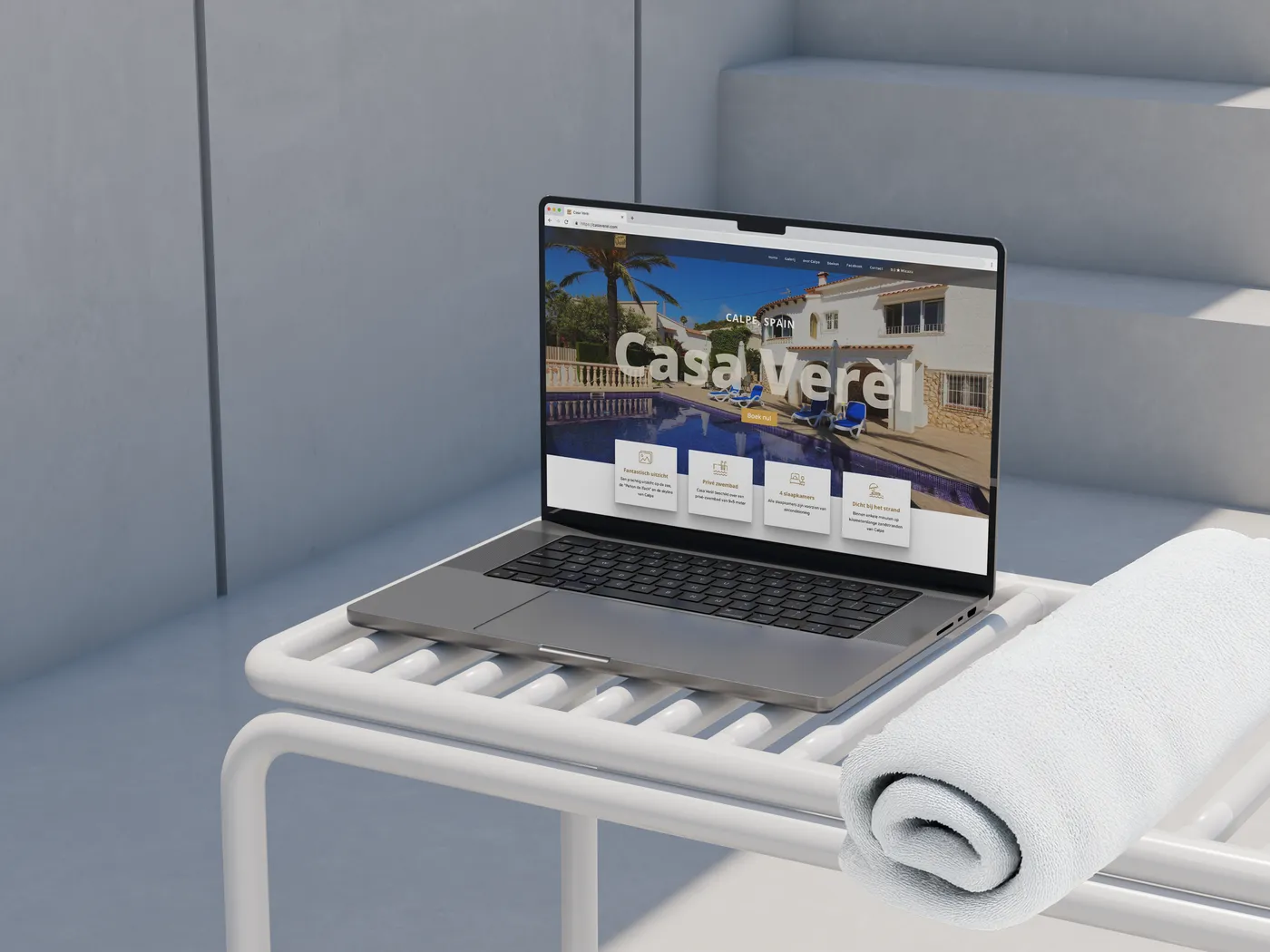Laptop op een wit rek bij een zwembad, waarop de homepage van Casa Verel zichtbaar is met zonnige villa en moderne interface