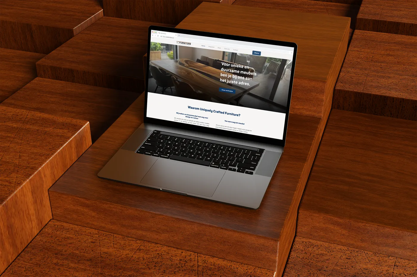 Laptop op houten plateaus met de homepage van UCFurniture zichtbaar