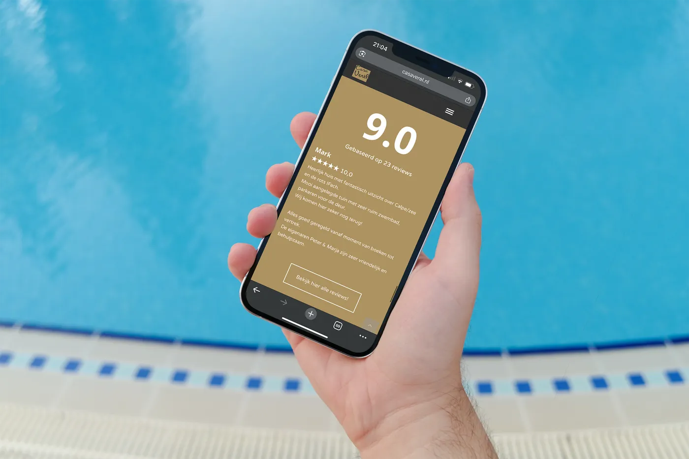 Laptop tegen een lichte muur met een strandbal, waarop een informatieve pagina over Calpe, Spanje te zien is