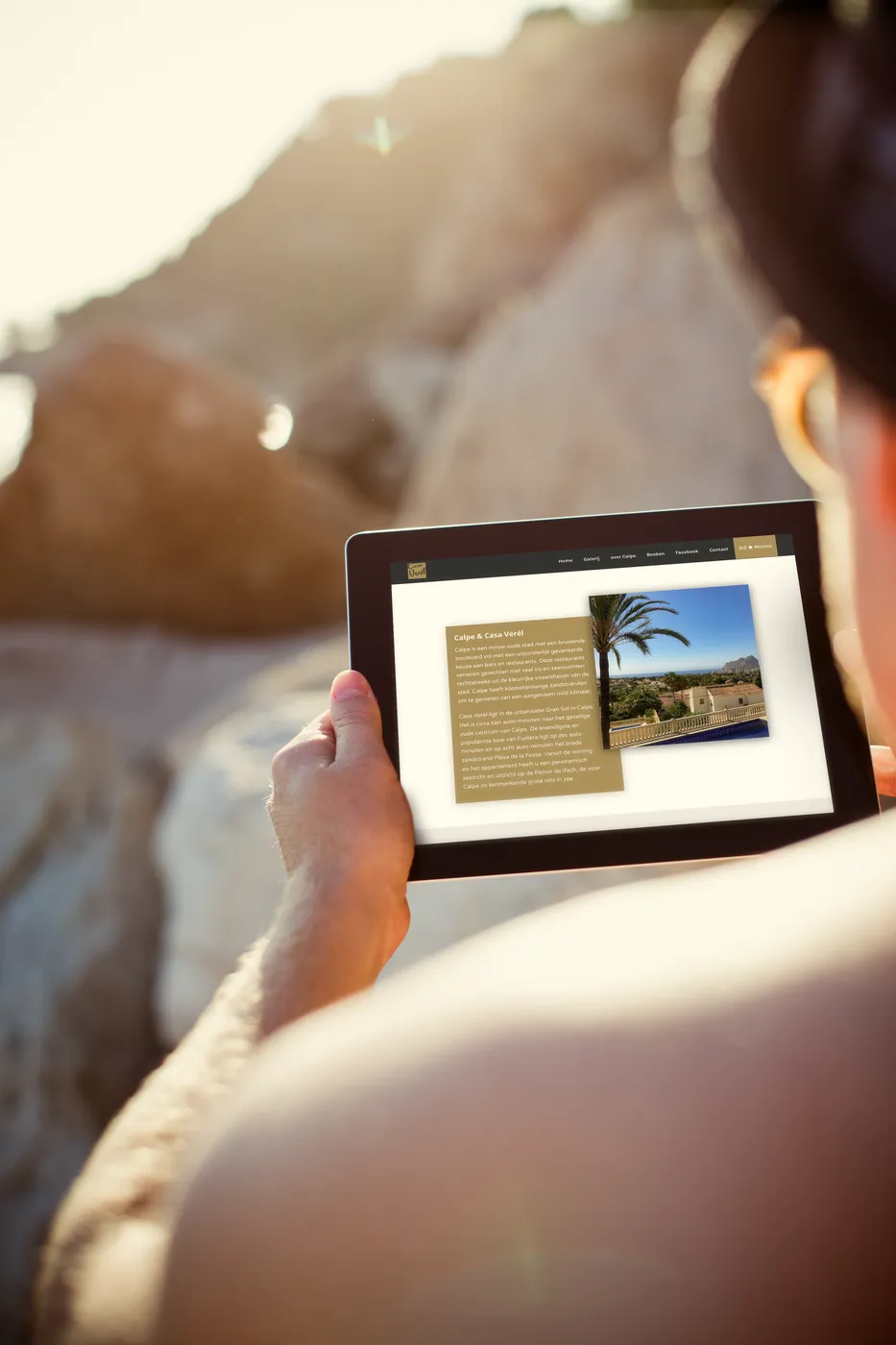 Hand houdt een smartphone vast boven een zwembad, met een reviewpagina van Casa Verel waarin een score van 9.0 getoond wordt