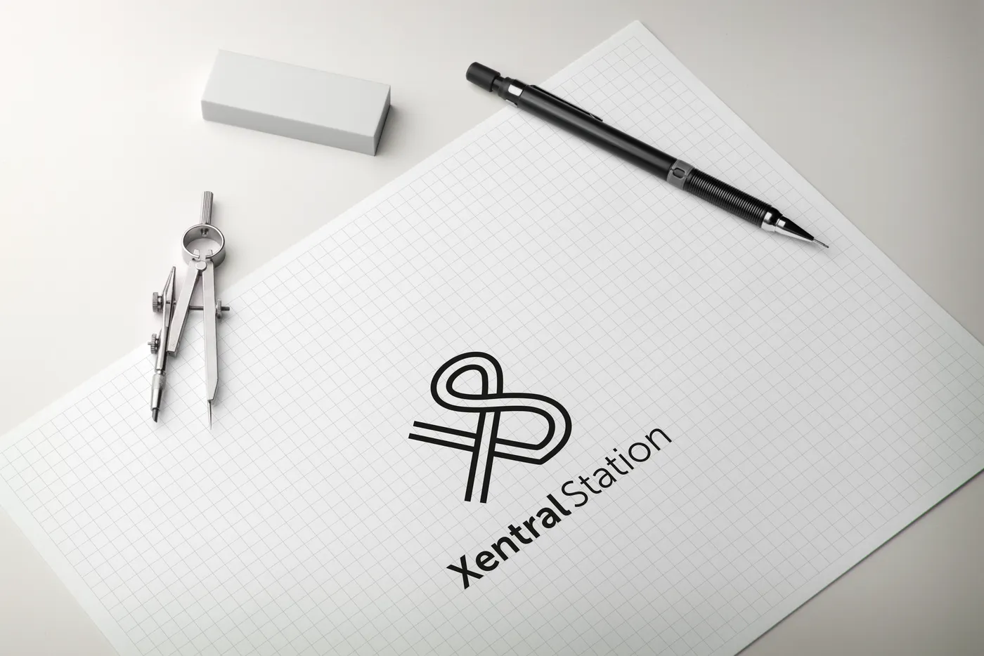 Gouden Xentral Station logo gedrukt op metallic blauwe achtergrond met schaduweffect van bladeren, voor een luxe merkuitstraling