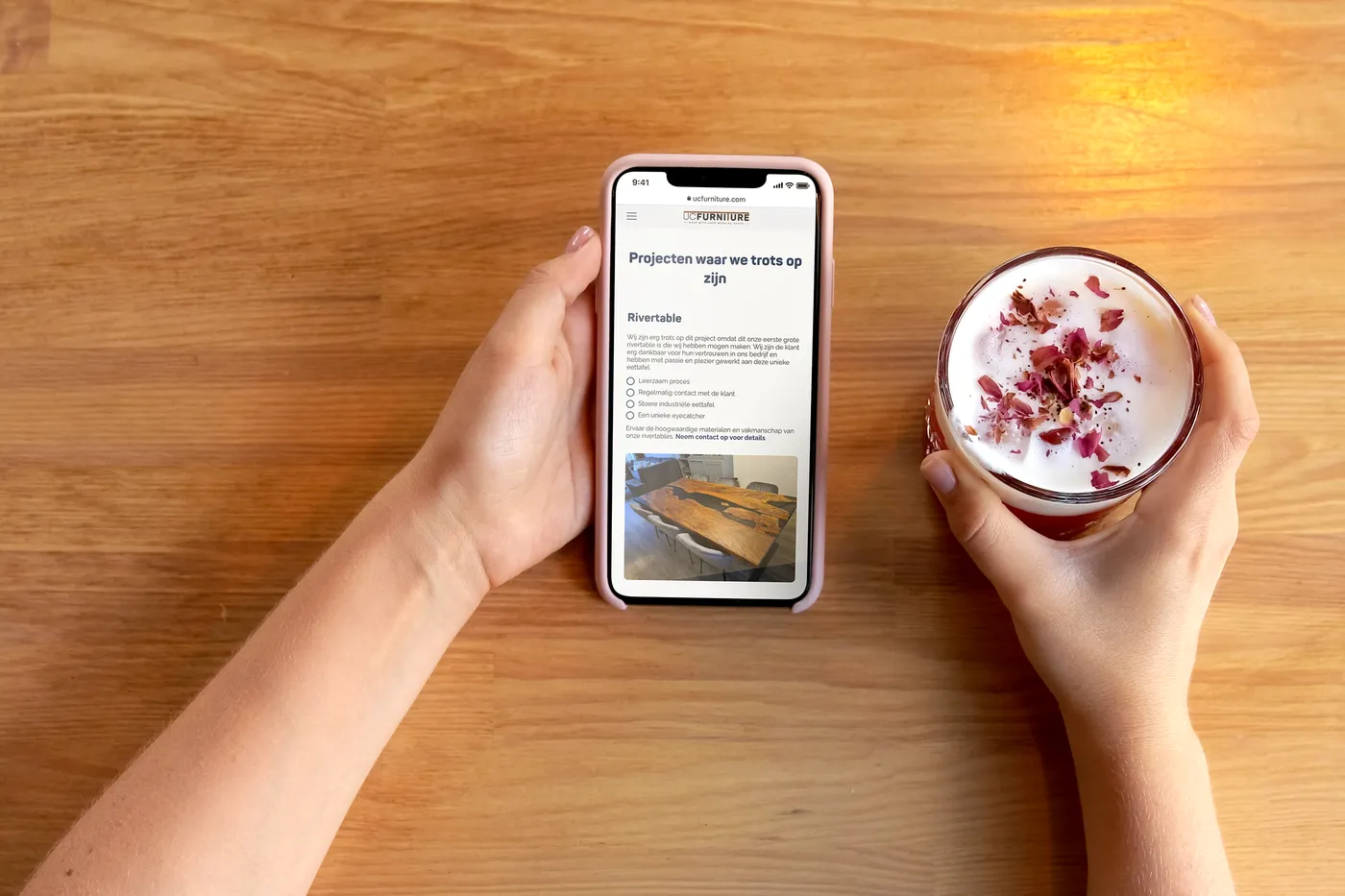Handen houden telefoon vast met projectpagina van UCFurniture