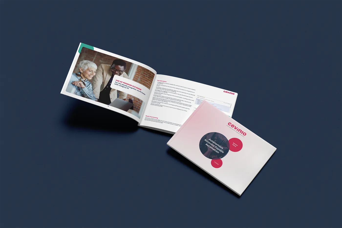 Twee openliggende brochures op donkerblauwe achtergrond in Cevinio-style