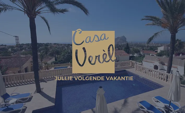 Logo Casa Verel op een sfeer foto van het zwembad