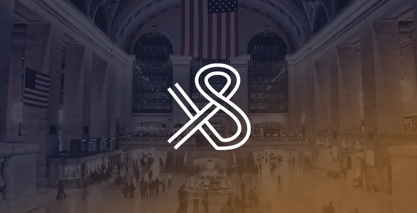 Het Xentral Station logo prominent weergegeven over de stationshal van Grand Central Station, met mensen op de vloer en Amerikaanse vlag op de achtergrond