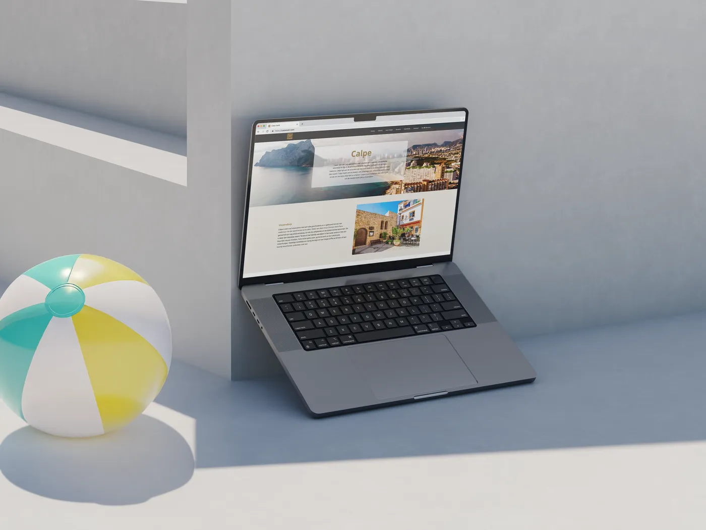 Persoon gebruikt een tablet op een zonnige rotslocatie, waarop de website van Casa Verel met foto en omschrijving zichtbaar is