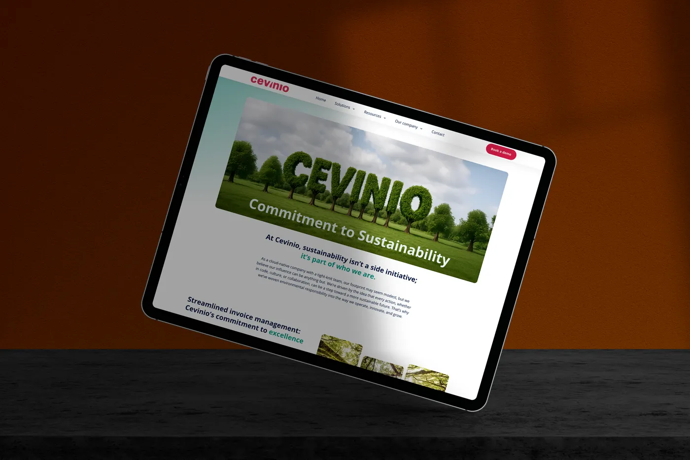 Tablet waarop een webpagina van Cevinio zichtbaar is met bovenaan duurzaamheidsboodschap en bomen die het logo vormen, benadrukt ‘Commitment to Sustainability
