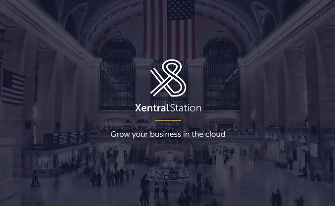Het Xentral Station logo centraal met daaronder de slogan ‘Grow your business in the cloud’, geprojecteerd over een druk station interieur