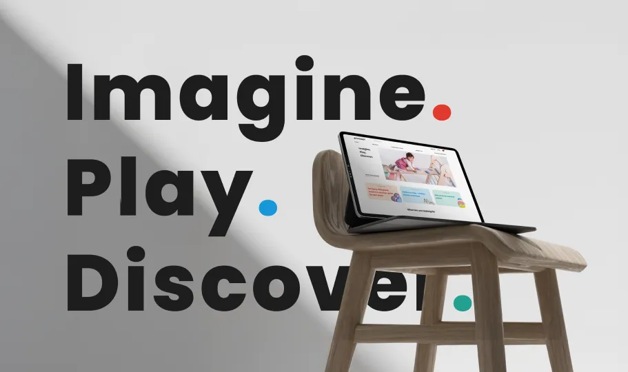 Mockup met AVWoodsy website en de slogan: Imagine. Play. Discover.