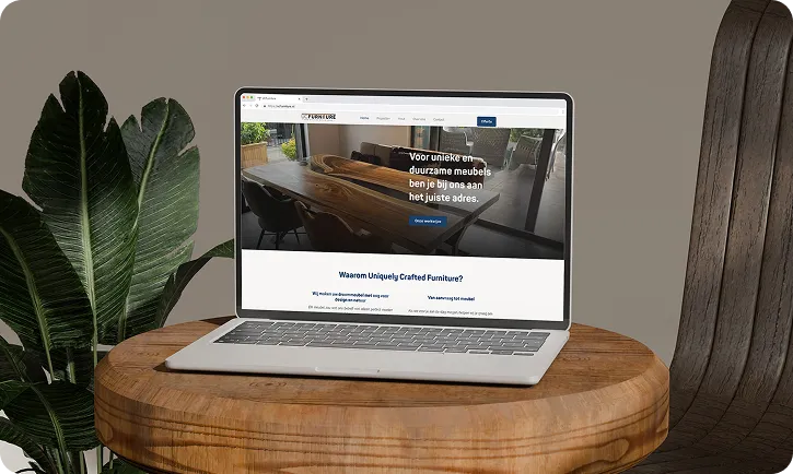 Laptop op een rond houten tafelblad, met op het scherm de UCFurniture website