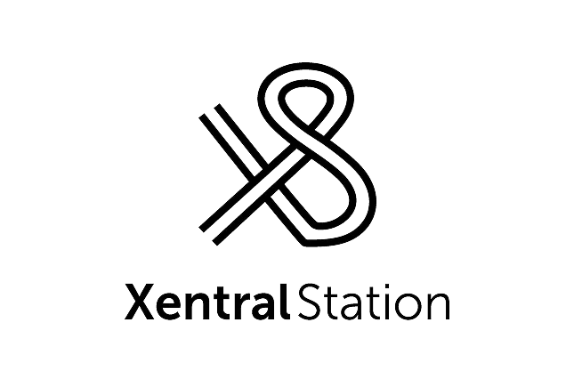 Zwart-wit, minimalistisch Xentral Station logo met typografie op een witte achtergrond, geschikt als basislogo of huisstijltoepassings